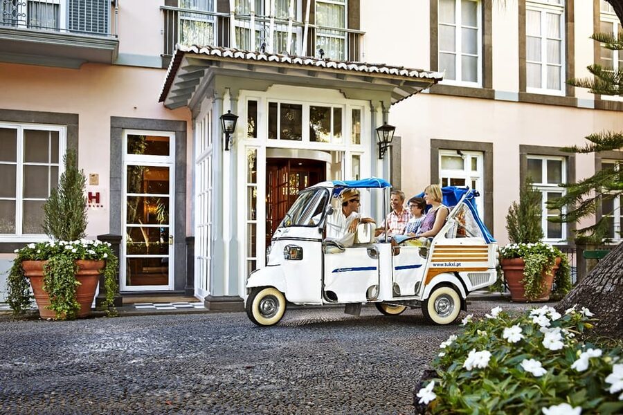 Lisbon's historic old town in a tuk-tuk in German - São Vicente de Fora and Mouraria: Neighborhood Flavor Beyond the Cards