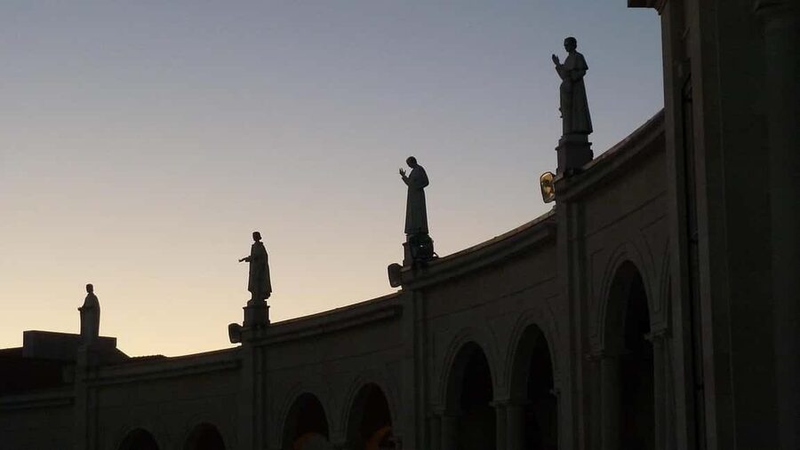 Lisbon: Sanctuary Fátima & Little Shepperd Town Guide Tour - Chapel of the Apparitions and the Via Sacra Walk to Valinhos