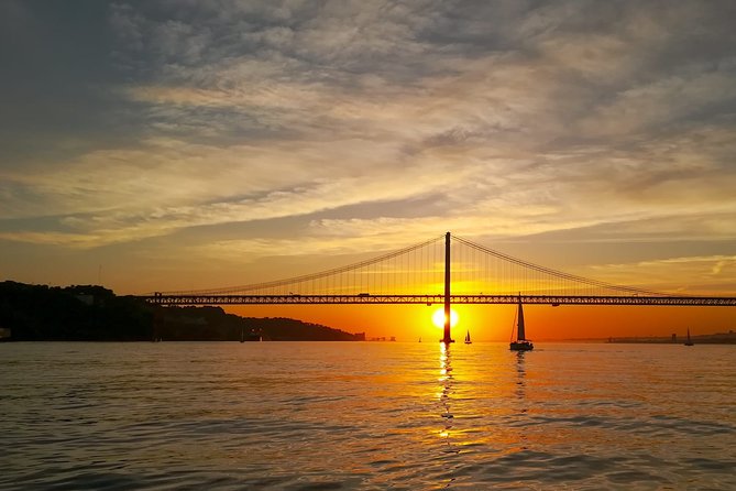 Lisbon Small Group 2h Sunset Sailing- Live Commentary & a Drink - Live commentary on board: the difference between hearing and understanding
