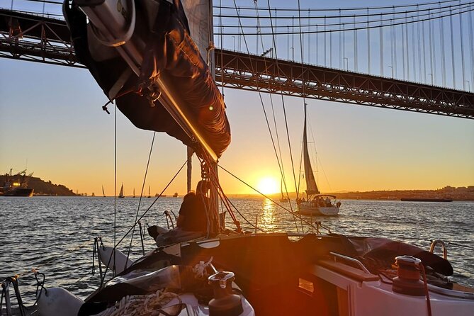 Lisbon Small Group Sunset Sailing 2h Cruise with Drinks Included - Landmark spotting tip: what to watch for during the sail
