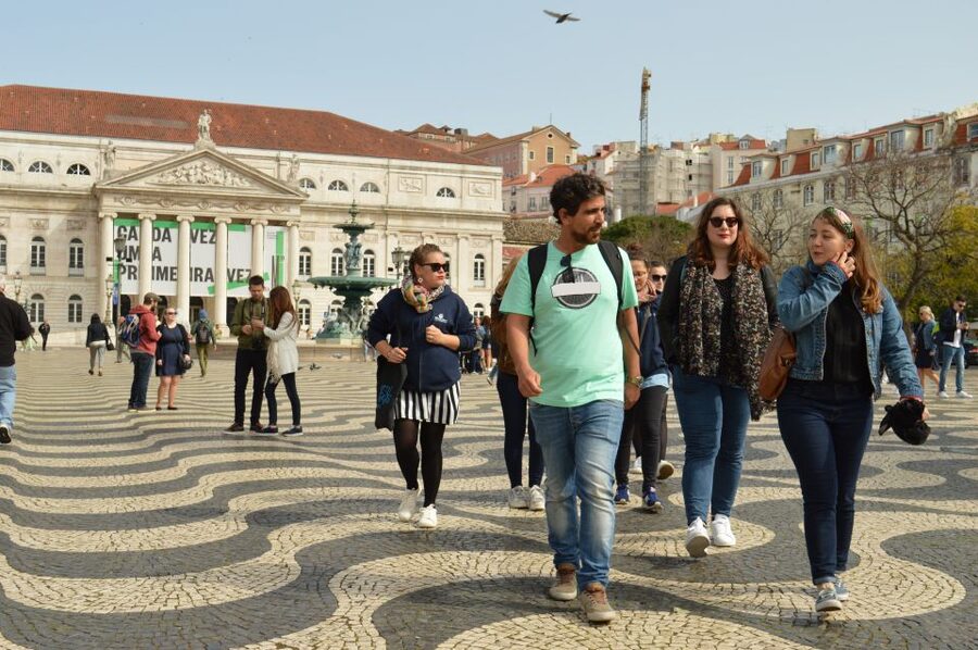 Lisbon: Starter Walking Tour to the highlights in German - Chiado and Praça Luís de Camões: Lisbon’s More Polished Streets