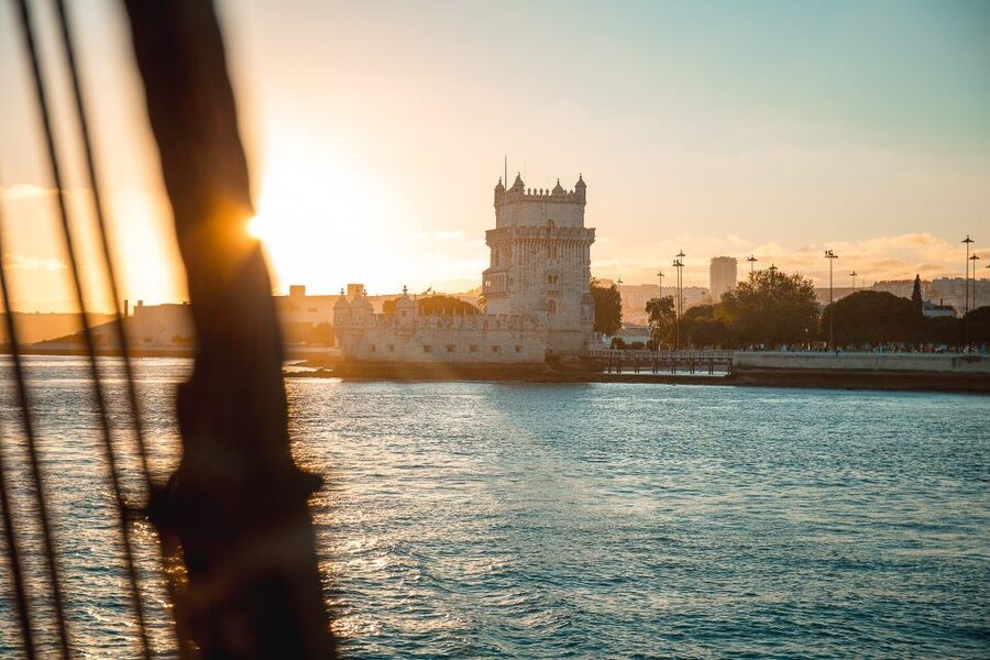 Lisbon: Sunset Boat Party Cruise with Music & Drinks - Live DJ music: what it is like when Lisbon starts dancing