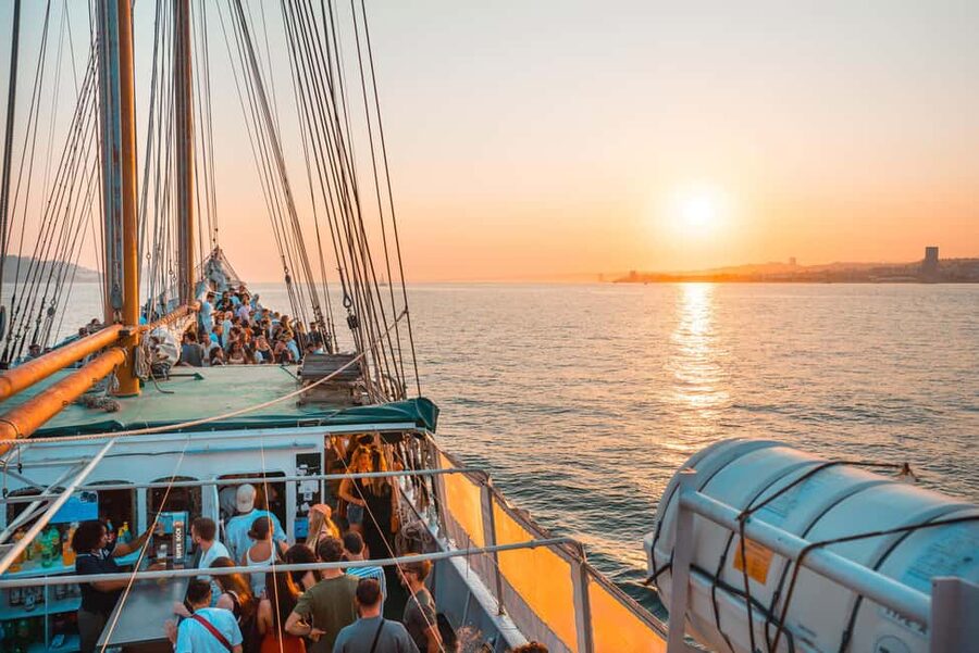 Lisbon: Sunset Boat Party Cruise with Music & Drinks - Finding Principe Perfeito at the dock (and avoiding stress)