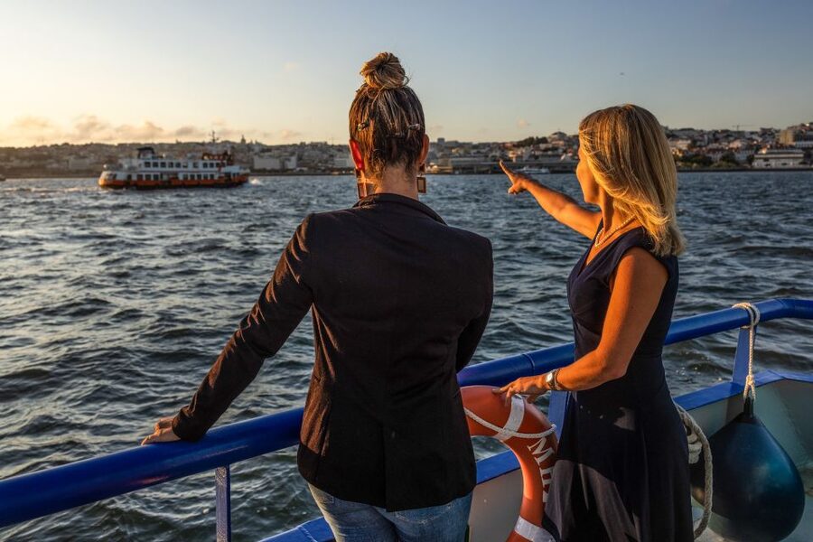Lisbon: Sunset Cruise with Live DJ and Drinks - Meeting at Cais da Ribeira das Naus, Then Off to the Tejo