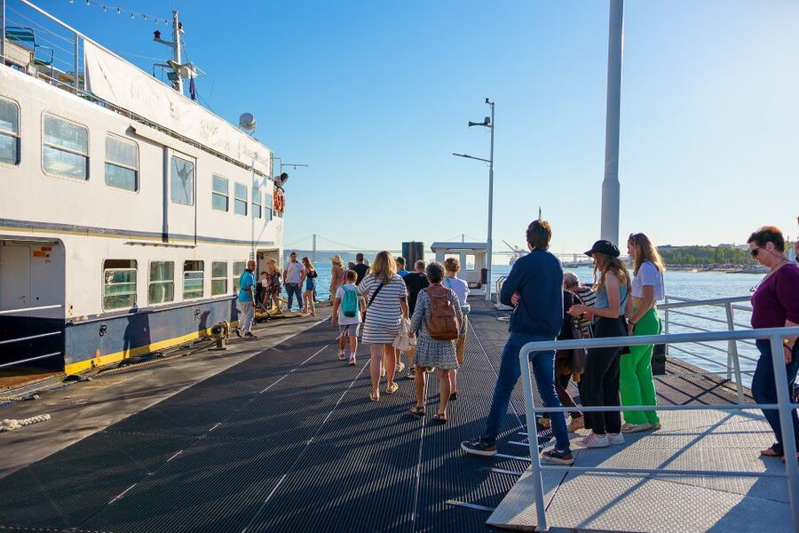 Lisbon: Tagus River Cruise with Welcome Drink - Commerce Square to the 25 de Abril Bridge: the stretch that makes the photos easy