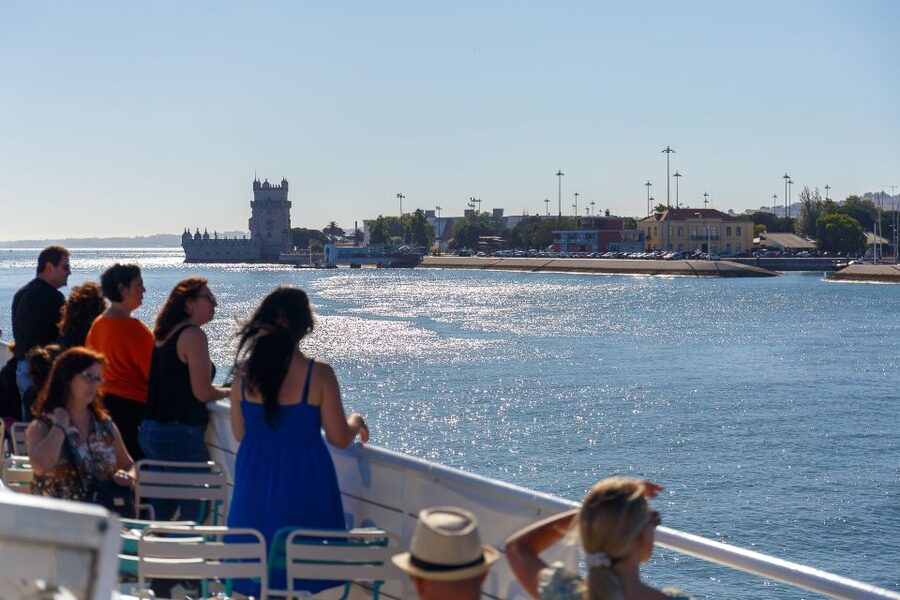 Lisbon: Tagus River Cruise with Welcome Drink - The Monument to the Discoveries and Belem Tower: river-close history, no museum fatigue