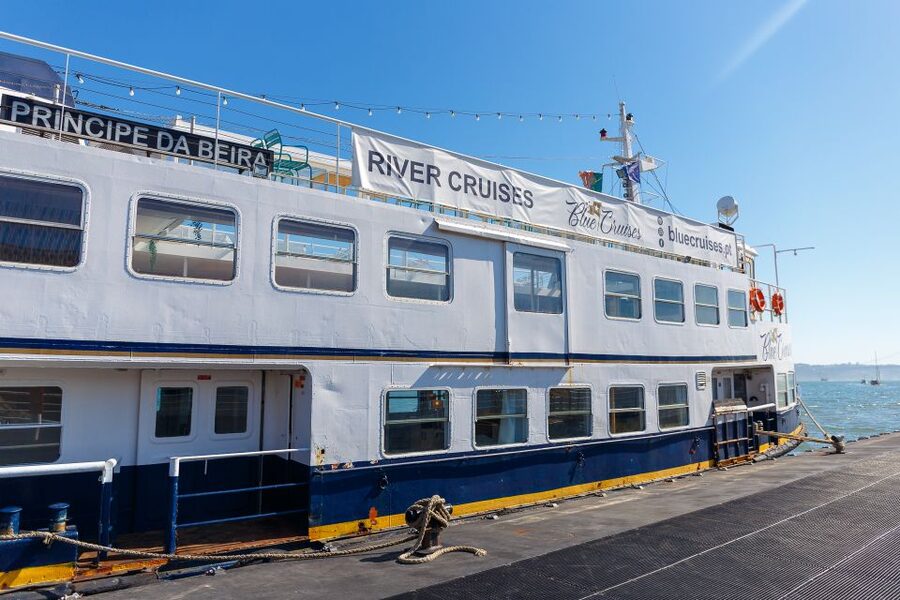 Lisbon: Tagus River Cruise with Welcome Drink - Picking the best time: sunrise calm or sunset drama