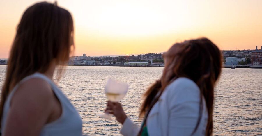 Lisbon: Tagus River Sunset Tour with Snacks and Drink - Key things to know before you go