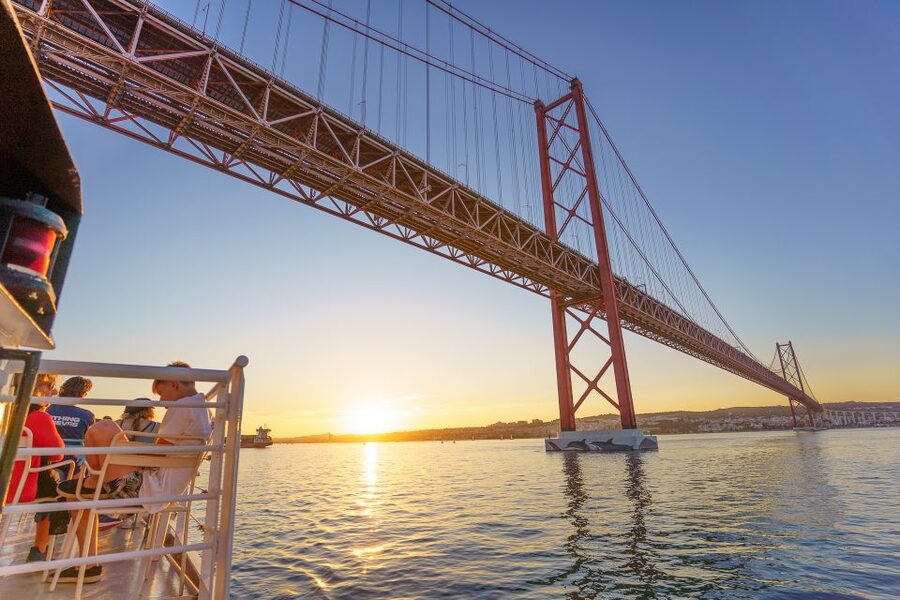 Lisbon: Tagus River Sunset Tour with Snacks and Drink - Monument to the Discoveries and Belém Tower, how the river changes the landmarks