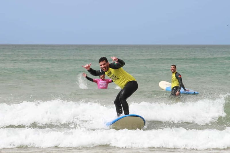 Lisbon: The Surf Instructor - surf lessons with transfer - Gear, shower, and what to pack so you stay comfortable