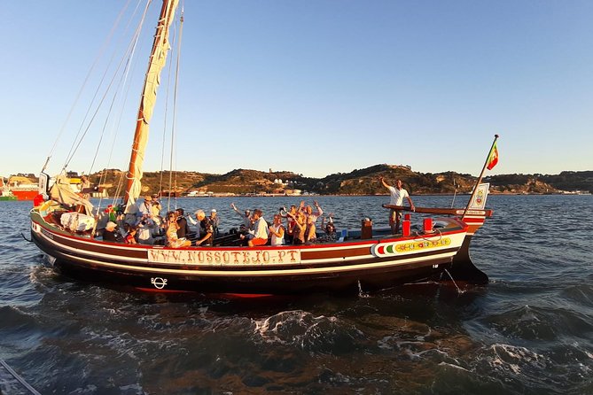 Lisbon Traditional Boats - Guided Sightseeing Cruise - What you’ll actually do during the 105 minutes on the water
