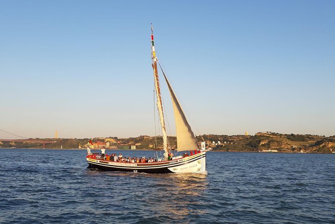 Lisbon Traditional Boats - Guided Sightseeing Cruise - Live commentary: how guides bring the city into focus