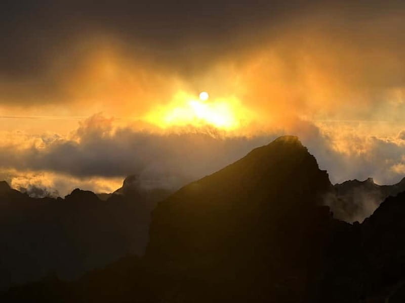 Madeira: Pico Arieiro Sunset with Stairway to Heaven Option - Pico do Arieiro: the main event above the clouds
