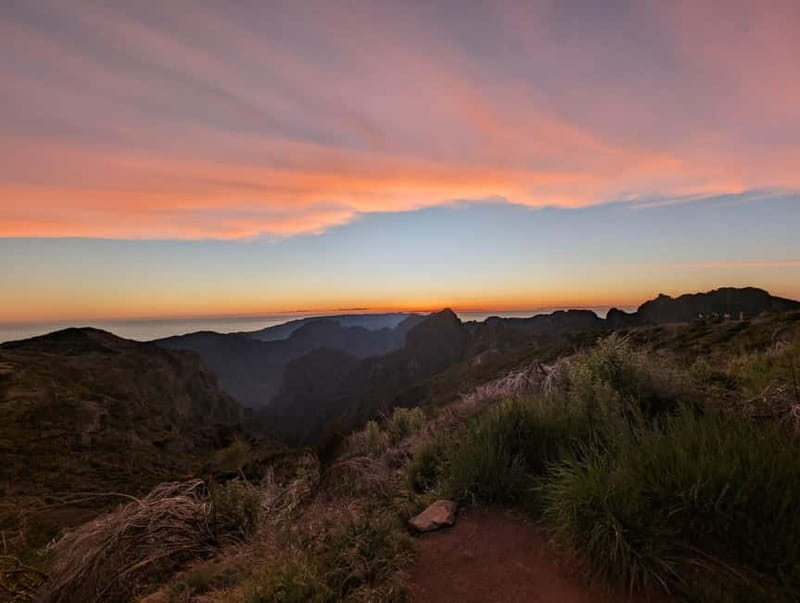 Madeira: Pico Arieiro Sunset with Stairway to Heaven Option - Ninho da Manta: a quick viewpoint reset