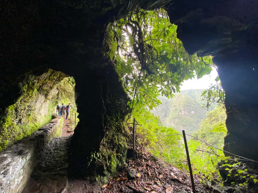 Madeira: PR 9 - Levada do Caldeirão Verde Hike Transfer - Practical gear and food: how to stay warm, dry, and steady