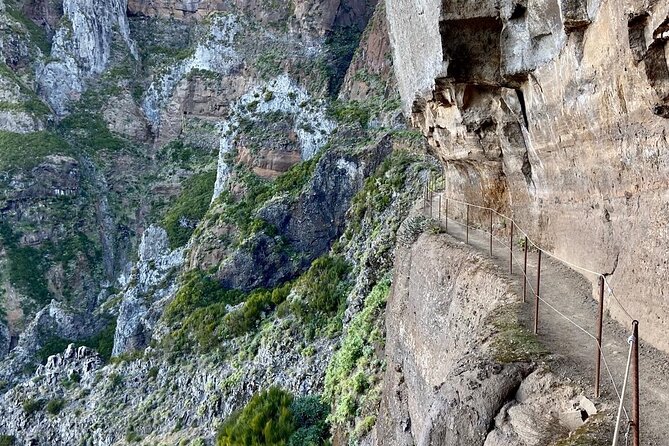 Morning Transfer To Pico Do Arieiro, Hike To Pico Ruivo & Return From Teixeira - The independent hike from Pico do Arieiro: tunnels, stairs, and self-paced confidence