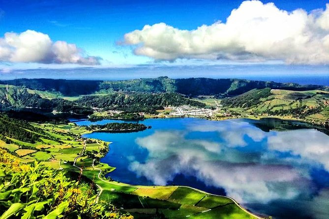 Off the Beaten Track Half Day Sete Cidades Jeep Tour - Lagoa Verde and Lagoa das Sete Cidades: reading the twin lakes from above