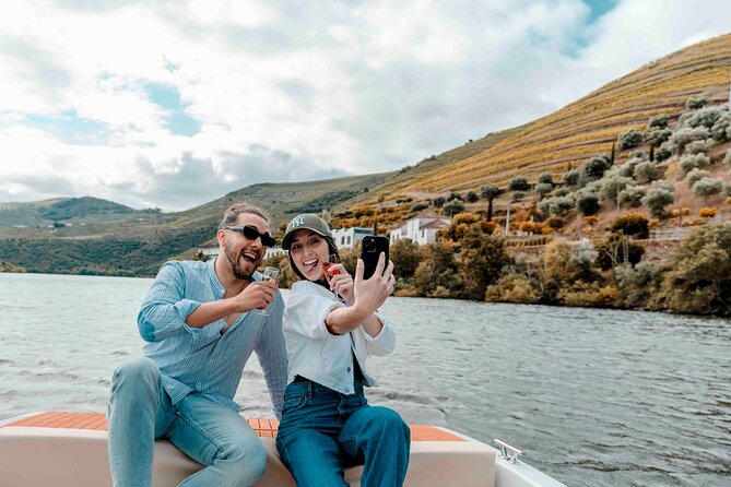Pinhão: Electric Boat Experience 1h - Taste of Two Wines - The 1-hour solar cruise on the Douro: what you actually see