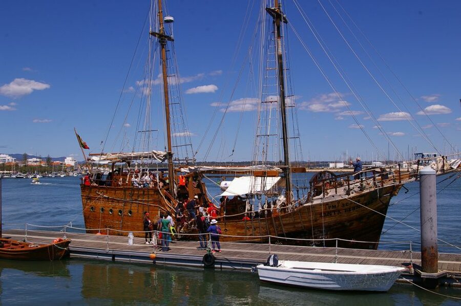 Portimão: Pirate Ship Cave Cruise - Alfanzina lighthouse and the small-boat cave run to Benagil