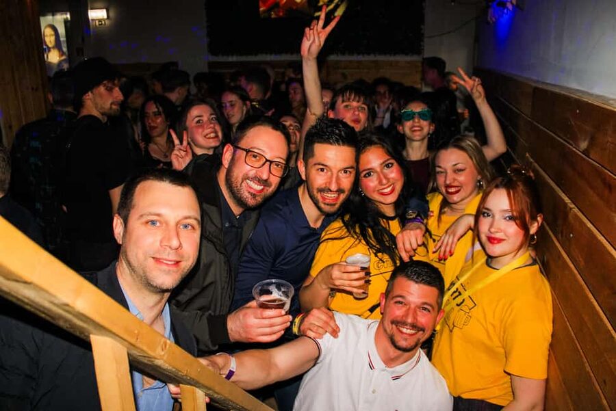 Porto: 4 Bar Pub Crawl, 7 Drinks, & Skip-the-Line Club Entry - Guide-led energy across languages, from English to French