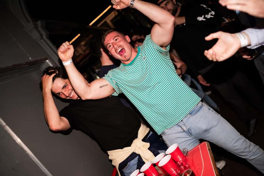 Porto: 4 Bar Pub Crawl, 7 Drinks, & Skip-the-Line Club Entry - Where the night starts in Porto, Fonte dos Leões