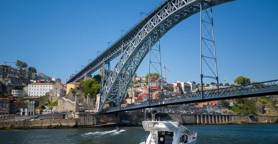 Porto: 6 Bridges Port Wine River Cruise with 4 Tastings - Arriving at Douro Marina, then sliding into Porto by boat