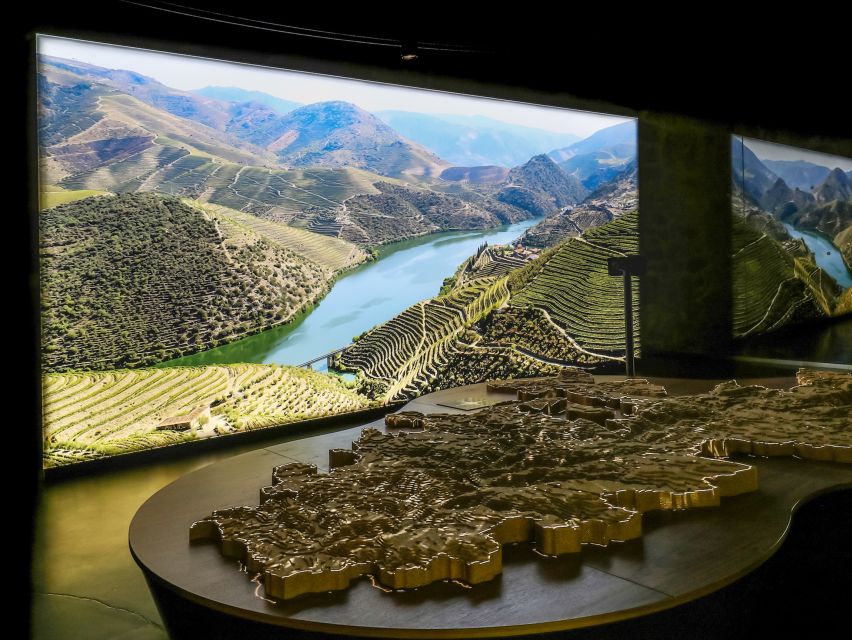 Porto: Cálem Cellar Tour, Fado Show & Wine Tasting - The Fado show with Portuguese and classical guitar