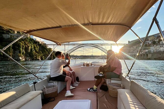 Porto:Douro River boat tour under the 6 bridges - Getting on in Porto: R. do Ouro 200 and a smooth start