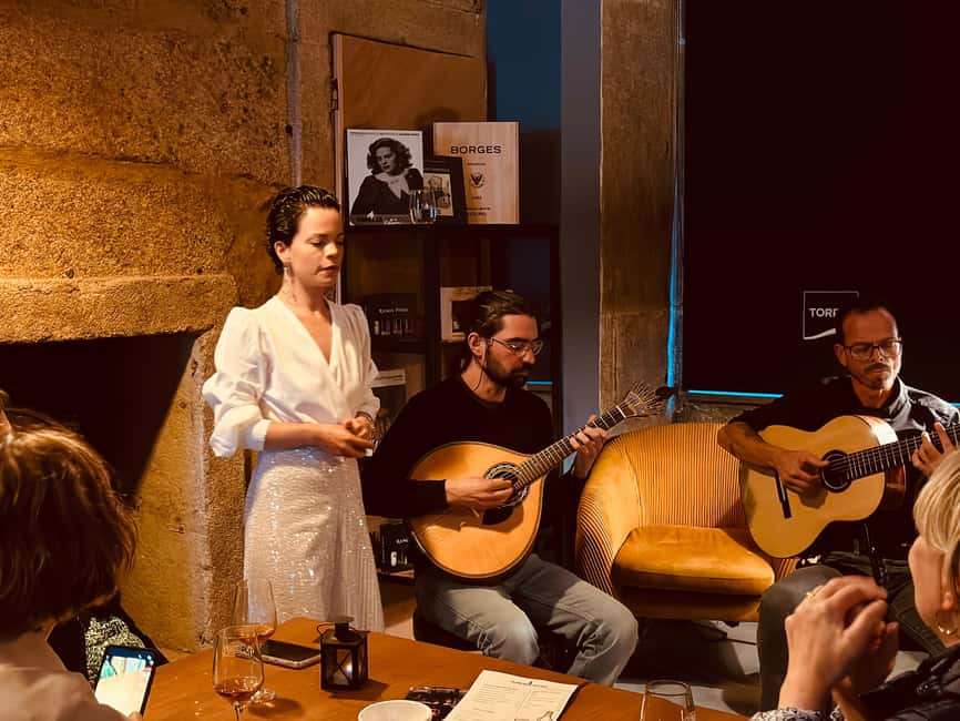 Porto: Fado Live Music, Wine & Cultural Introduction - The end-of-show Fado history talk: why it makes the songs stick