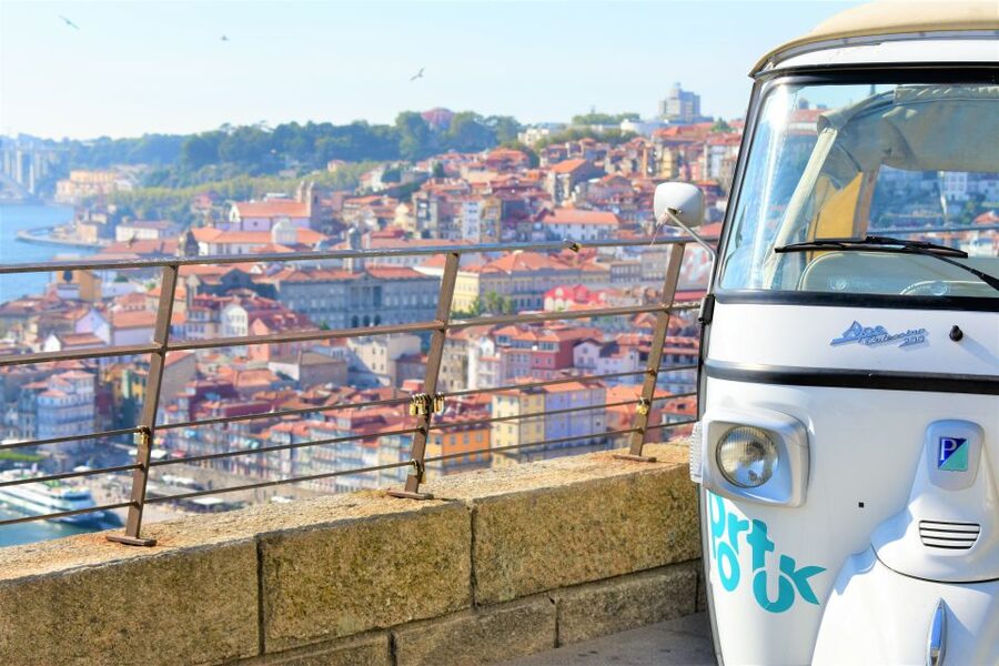 Porto: Guided Tuk Tuk Tour - São Bento Station: the one longer stop for a reason