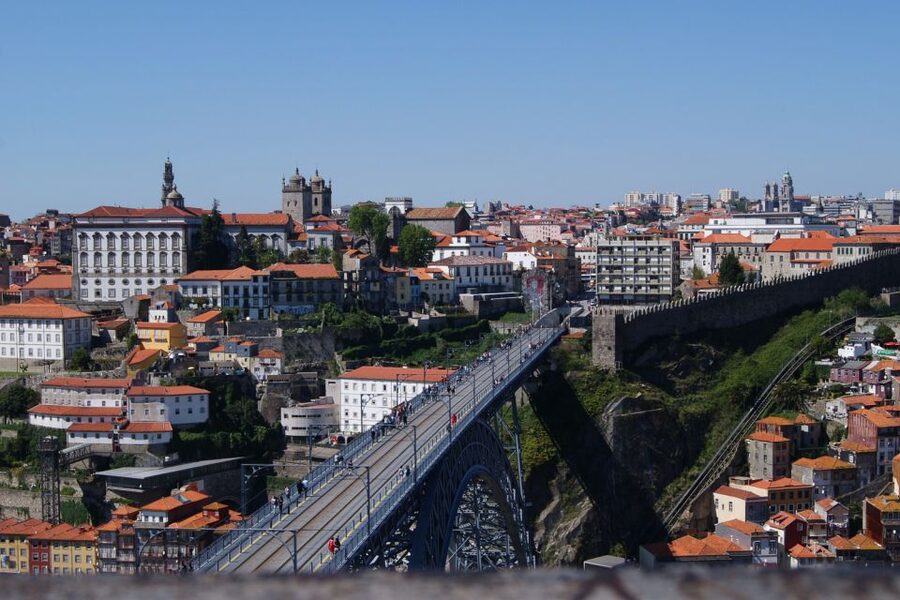 Porto: Guided Walking Tour and Lello Bookshop - Porto Cathedral and Sé: The Starting Line for Old City Power
