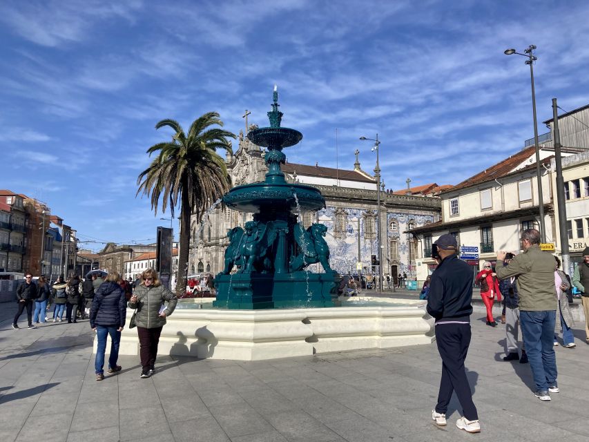 Porto: Highlights & hidden gems Walk - max 10 - Where the walk starts at Praça de Carlos Alberto and the red kiosk