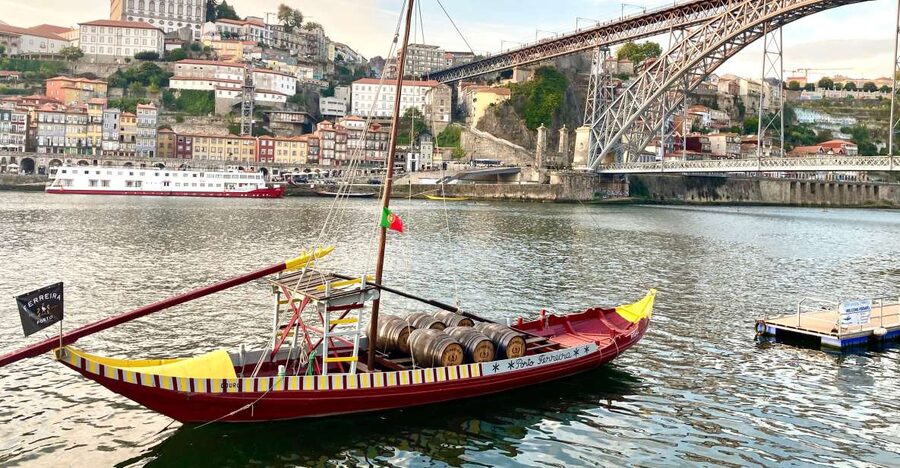 Porto: Highlights & hidden gems Walk - max 10 - São Bento Station inside: the tiles that teach you how to look