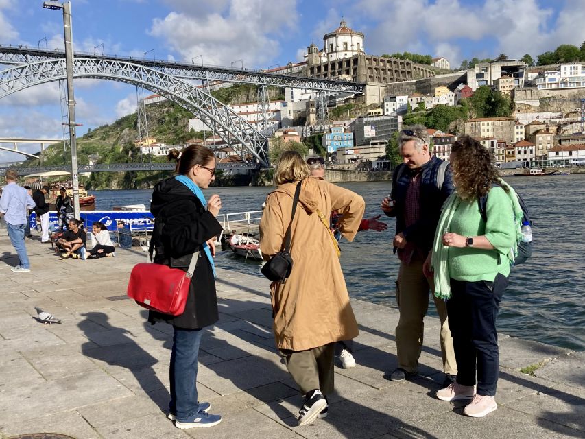 Porto: Highlights & hidden gems Walk - max 10 - Fonte dos Leões and Rua das Flores: small stops that make the city feel real
