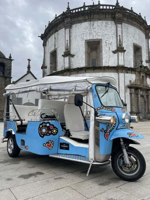 Porto: Historic Center Tuk-Tuk Tour - The driver talks, you watch: languages and listening tips