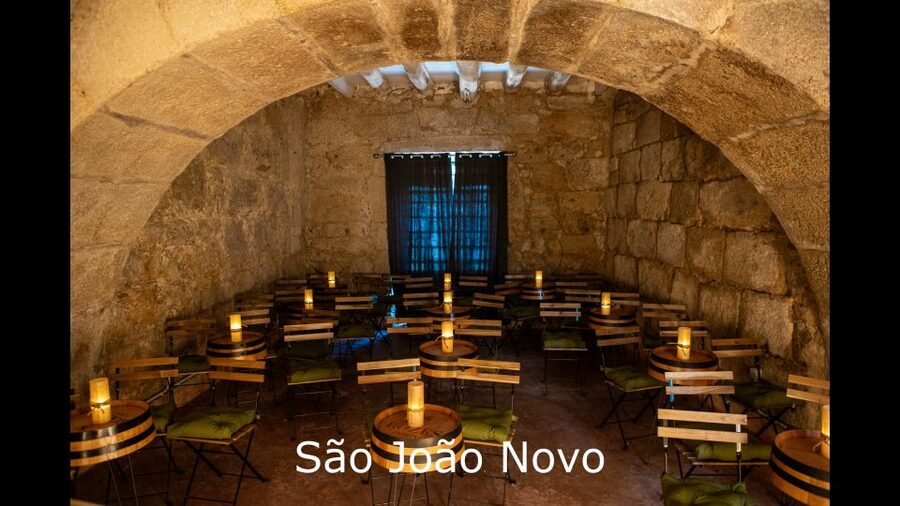 Porto: Live Fado Show with Glass of Port Wine - What happens during the hourlong show
