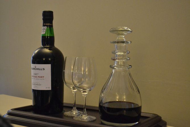 Porto: Port and Douro Wine Walking Tour With 9 Wine Tastings - Stop 1: Vasques De Carvalho and How to Read a Port Pour