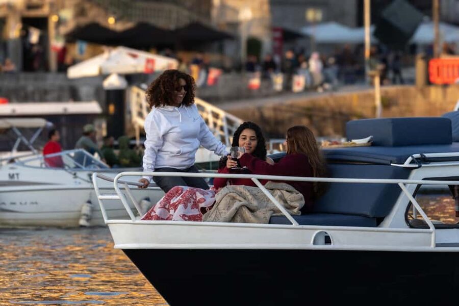 Porto: Private Douro River Cruise – 6 Bridges & Sunset - Food, drinks, and those small extras that make people feel cared for