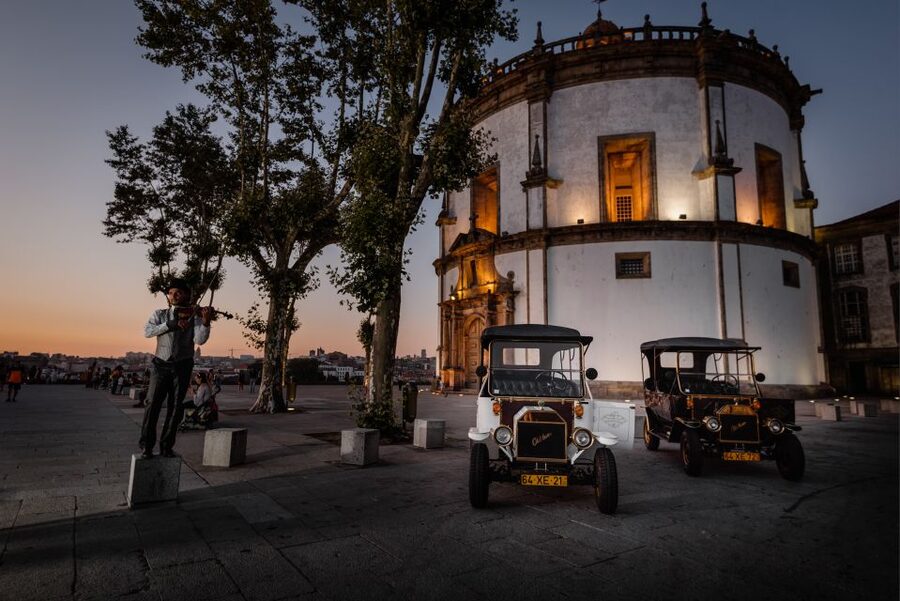 Porto: Private Tour to the Historic Center in a Classic Car - Foz do Douro and Praia do Molhe: Ocean Views and Photo Breaks