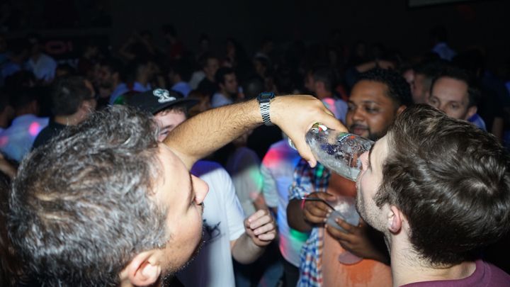 Porto: Pub Crawl with 6 Drinks and VIP Club Entry - The VIP nightclub entry: skipping the hassle