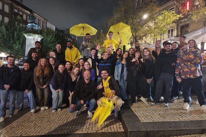 Porto Pubcrawl: 5h,7 Drinks,4 bars &Skip the line Club Entry - The 10pm start at Fonte dos Leões, and why the team setup helps