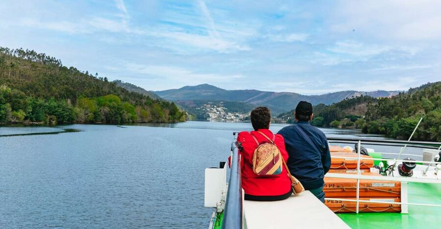 Porto - Régua - Porto Upstream Douro Cruise & Tour - Getting to Cais da Estiva: lining up without the stress