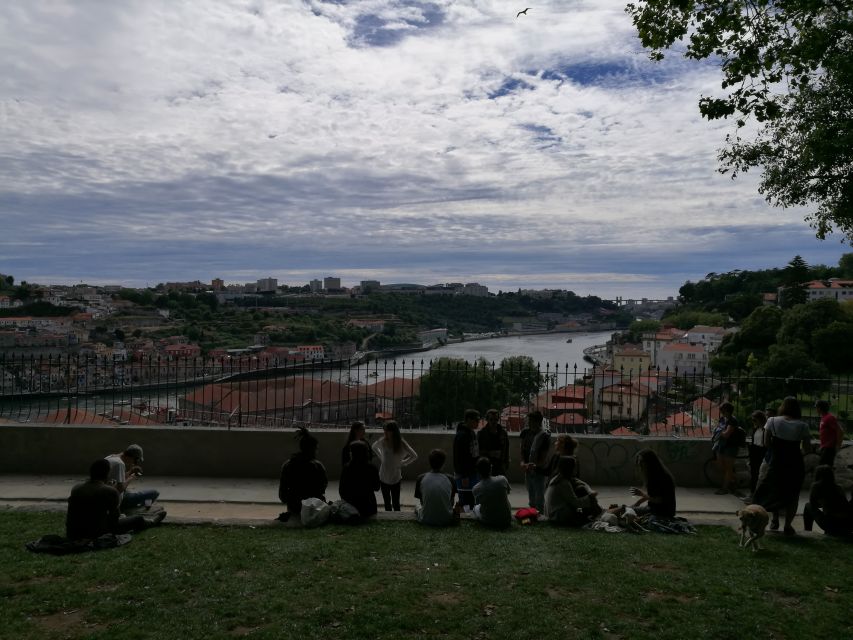 Porto: Riverside Panoramic E-Bike Tour - E-bikes and real Porto riding: pace, cobblestones, and where the effort goes