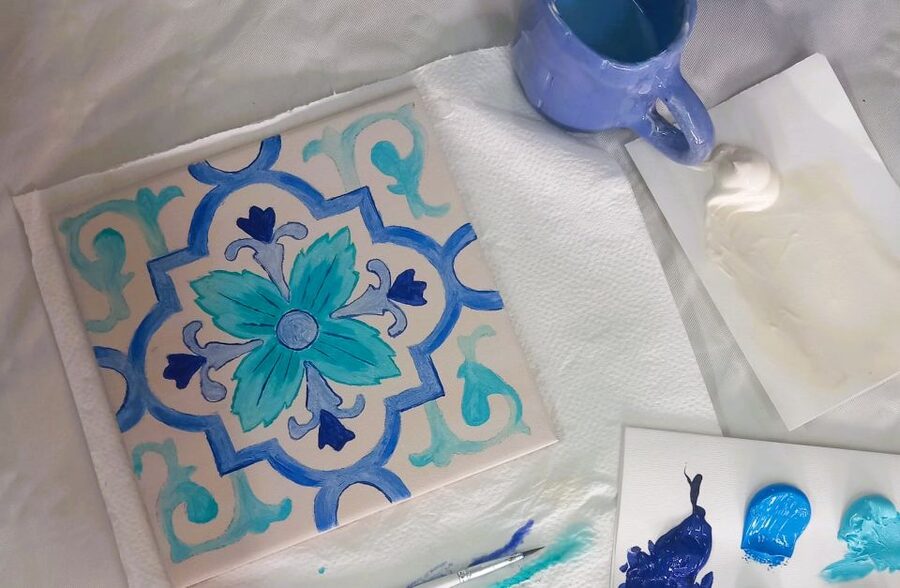 Porto: Tile Painting and Cocktails in Downtown Porto - Timing Tips to Get the Best Experience