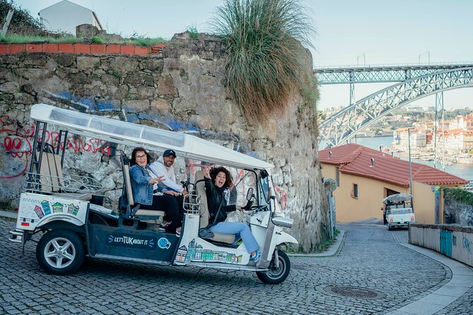 Porto Tuk Tuk: Clérigos, Seaside & Viewpoints - with Options - Batalha Square and the Clérigos-side overview in half a day