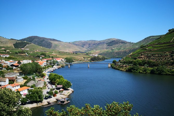 Premium Private Douro Tour: 3 Wineries with Tastings & Lunch - Pinhão, viewpoints, and the tiled station moment