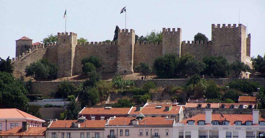 São Jorge Castle Skip-the-line Entry Ticket - Getting up the hill: tuk tuk transfer and a short Lisbon sight stop
