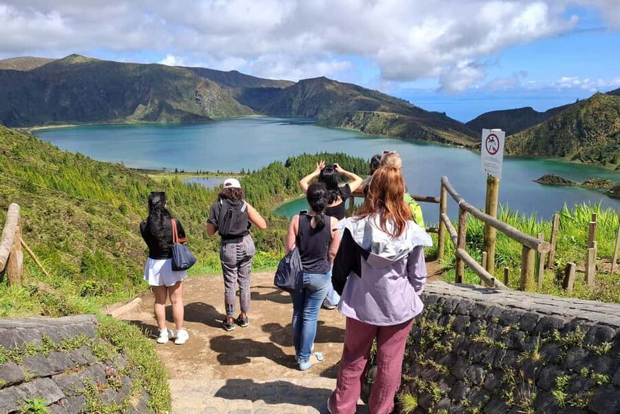 São Miguel: 2-Day Island Tour - East & West Highlights - West Day Plan: Pineapple, Sete Cidades, Lagoa do Fogo, and Black Sand