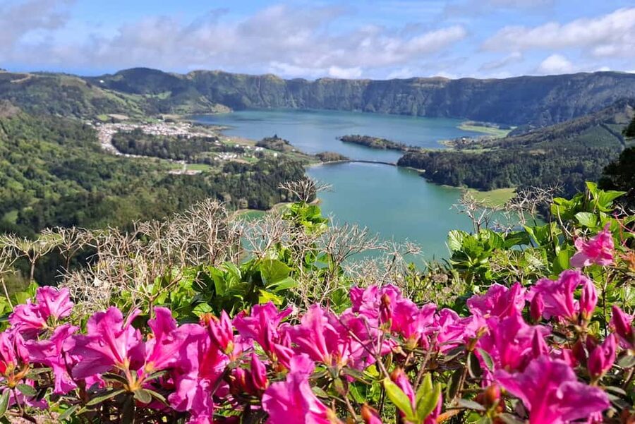 São Miguel: 2-Day Island Tour - East & West Highlights - Guides, Storytelling, and How You’ll Feel Inside the Van