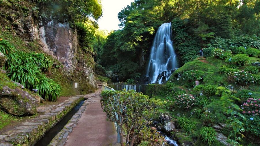 São Miguel East: Full-Day Van Tour with Lunch - Small-group pacing: why the guide matters more than you expect